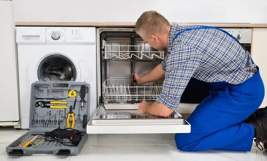 Beypazarı Dominox servisi teknisyen ekibi beyaz eşya tamiri yaparken